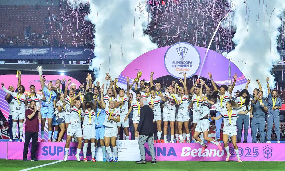 Na imagem, time do São Paulo comemorando com a taça da Supercopa feminina supercopa feminina de futebol supercopa de futebol feminino tabela