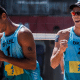 Adelmo e Mateus jogando vôlei de praia