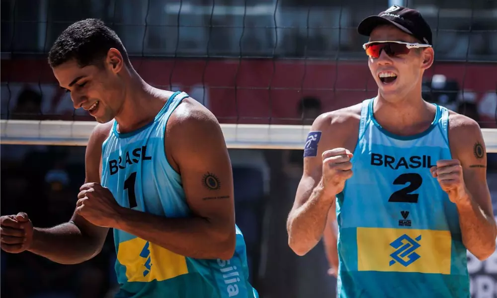 Adelmo e Mateus jogando vôlei de praia