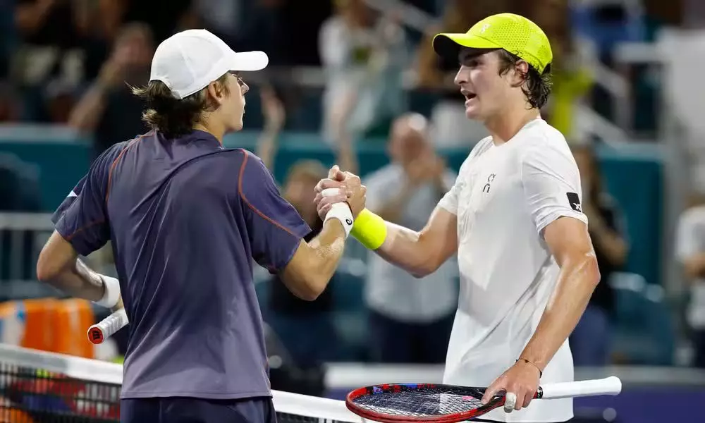 Alex de Minaur cumprimenta João Fonseca após eliminar o brasileiro do Masters 1000 de Miami