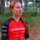 Na imagem, ciclista Ana Laura posicionada ao lado da estrada de terra.
