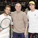 Andre Agassi posa com Hugo Gaston e João Fonseca antes de partida pelas quartas de final do Challenger de Phoenix