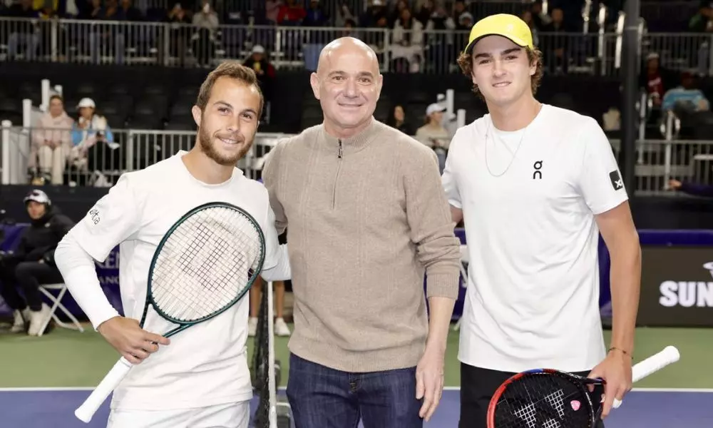 Andre Agassi posa com Hugo Gaston e João Fonseca antes de partida pelas quartas de final do Challenger de Phoenix