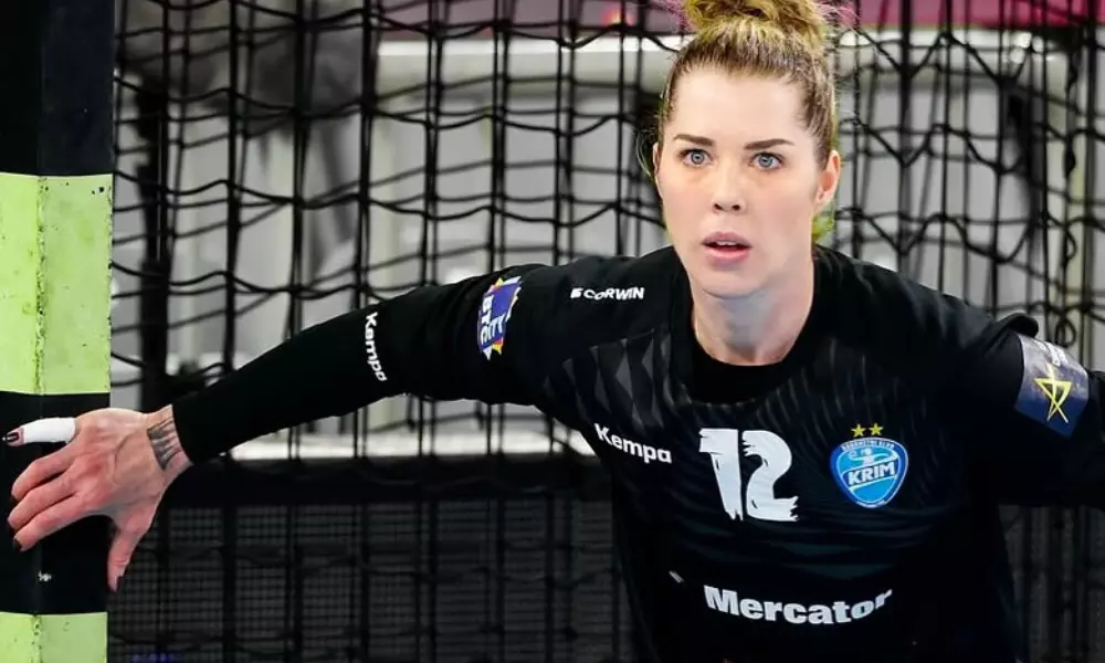 Babi Arenhardt em jogo do Krim na Champions League de handebol feminino