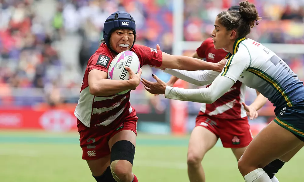 Na imagem, Camilla Carvalho, uma das Yaras, buscando defender território contra a adversária japonesa.