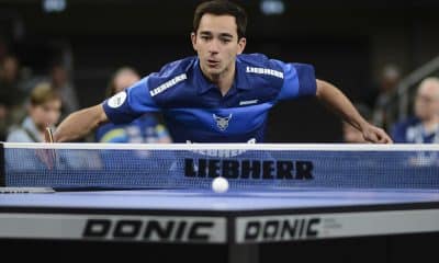 Na imagem, Hugo Calderano, representando o Liebherr Ochsenhausen, golpeando a bolinha.