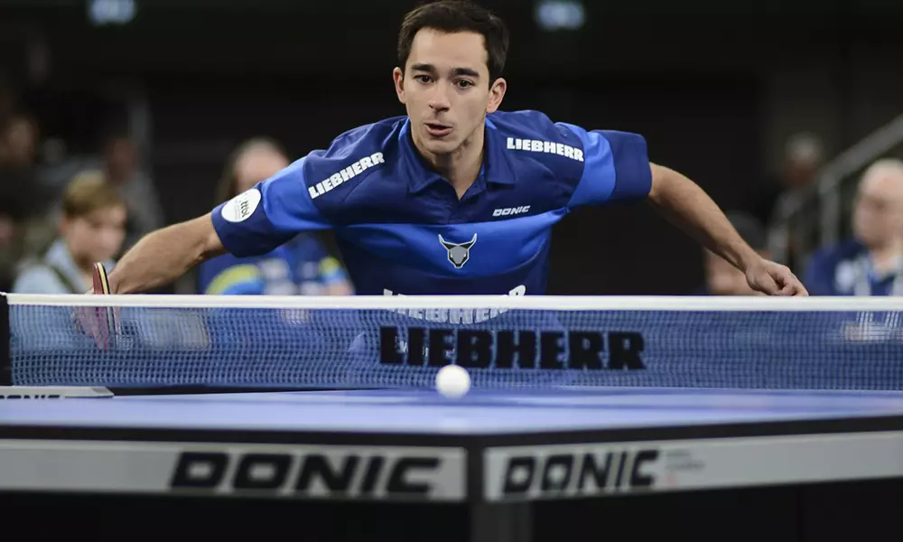 Na imagem, Hugo Calderano, representando o Liebherr Ochsenhausen, golpeando a bolinha.