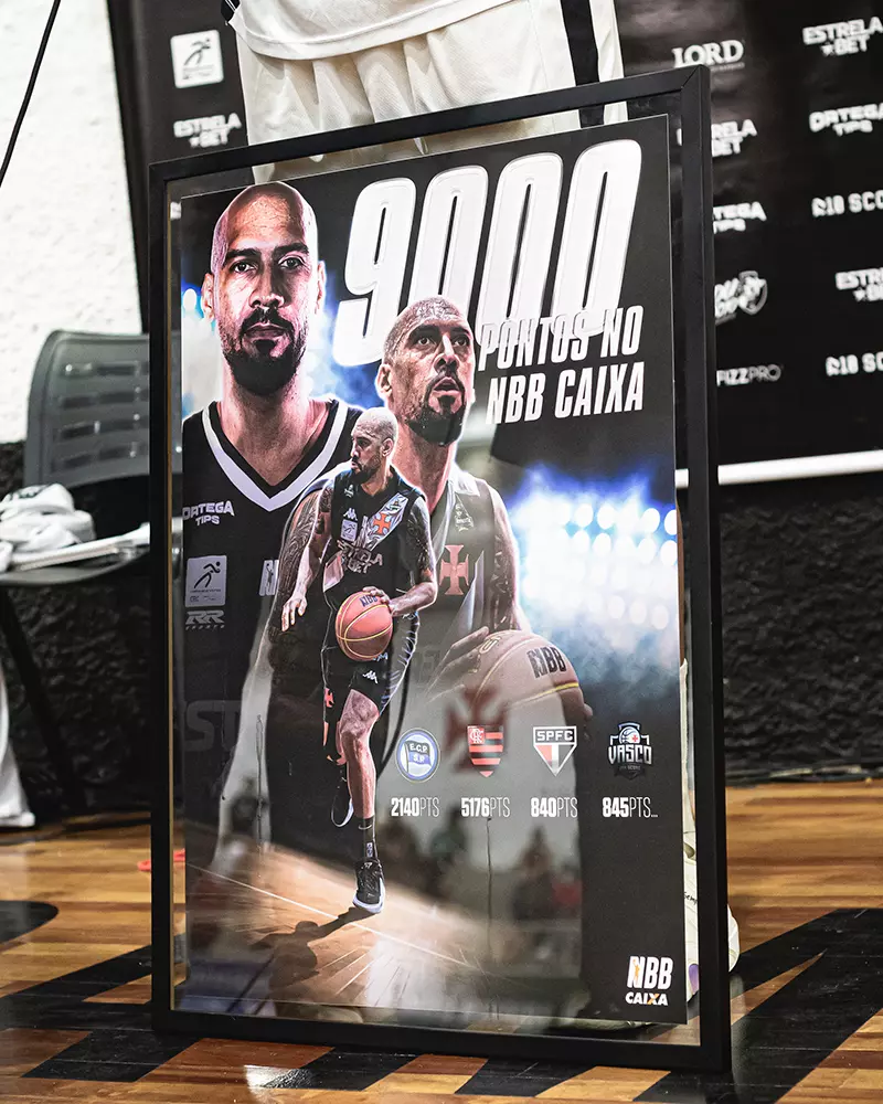 Na imagem, quadro da homenagem recebido por Marquinhos.