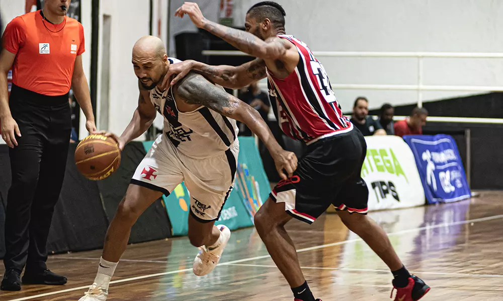 Na imagem, Marquinhos, do Vasco se desvencilhando da marcação de Malcolm Miller, do São Paulo.