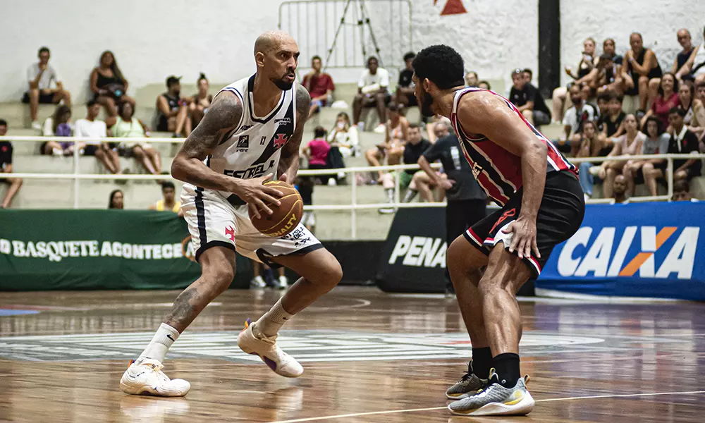 Na imagem, Marquinhos, do Vasco, no dia em que passou dos nove mil pontos no NBB, contra o São Paulo.