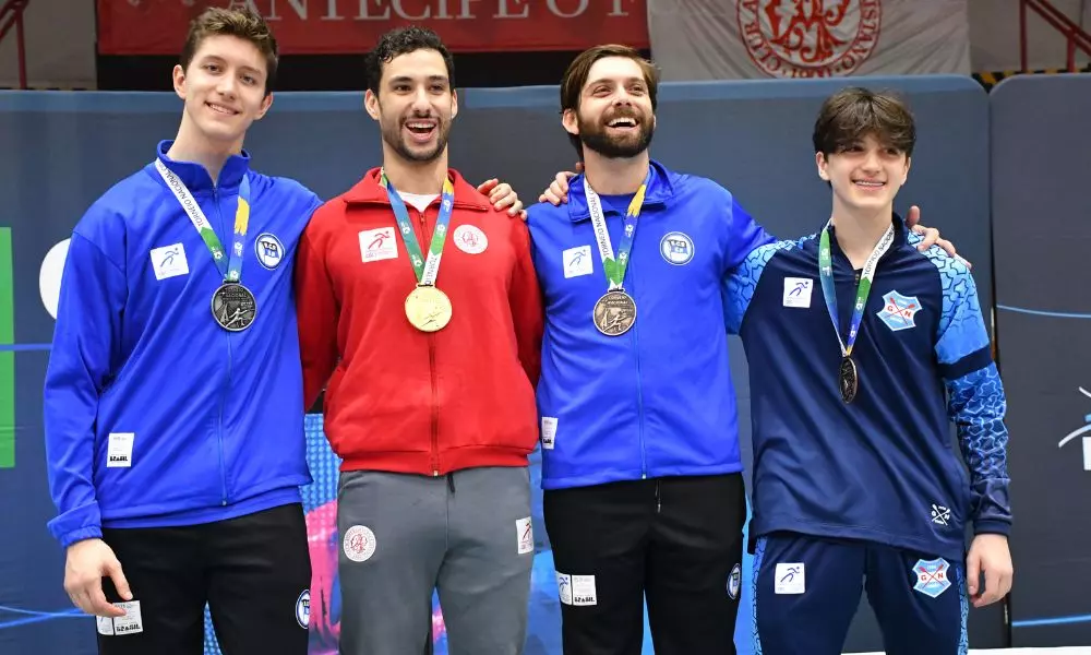 Erico Patto, Henrique Garrigós, Enrico Pezzi e Marcus Pinto no pódio do sabre masculino
