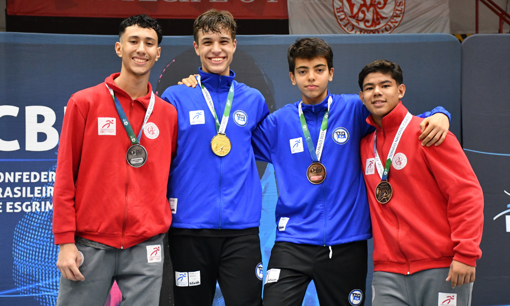 Fernando Melián, Luiz Foschini, Henrique Lucci e Álvaro Kalleby no pódio do sabre masculino sub-17