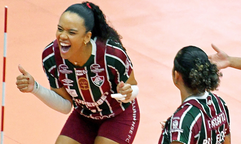 Na imagem, Ariane e Pri Heldes comemorando ponto para o Fluminense.