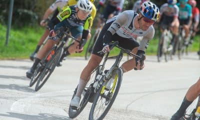 Na imagem, Henrique Avancini pedalando no meio do pelotão, na estrada.
