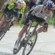 Na imagem, Henrique Avancini pedalando no meio do pelotão, na estrada.