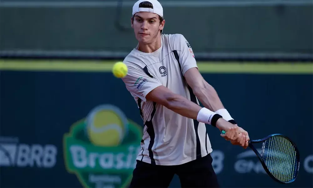 Na imagem, João Pedro Bonini rebatendo a bolinha com seu backhand.