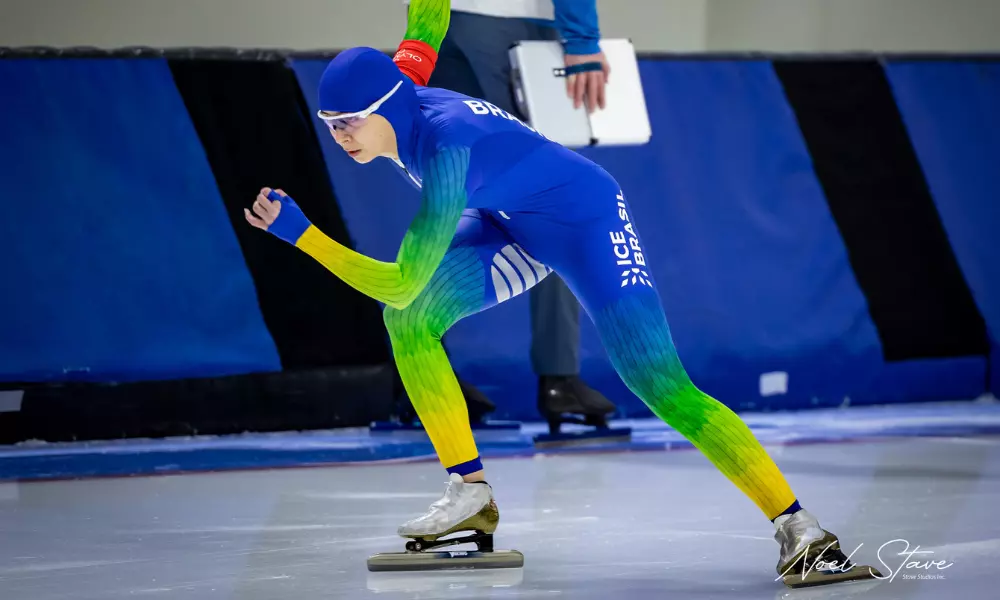 Larissa Paes no Oval Finale de patinação de velocidade