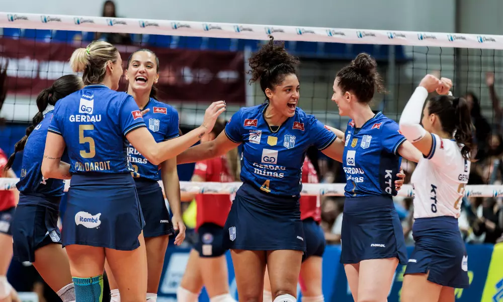 Jogadoras do Minas comemoram ponto contra o Paulistano Barueri nas quartas de final da Superliga Feminina
