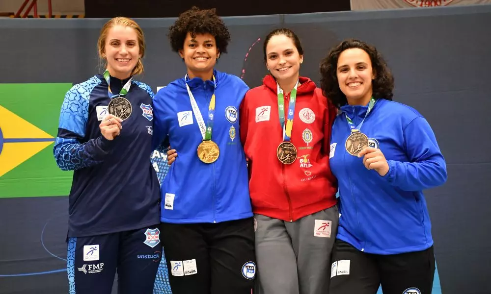 Mariana Pistóia, Bia Bulcão, Ana Toldo e Gabriella Vianna no pódio do florete feminino no Torneio Nacional Cidade de São Paulo