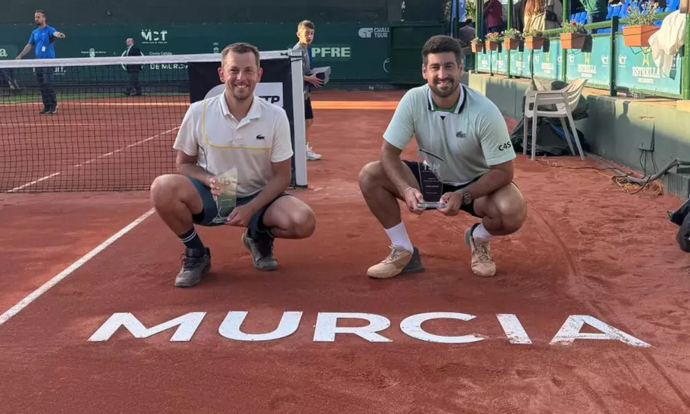 Orlando Luz e Gregoire Jacq com o troféu do Challenger de Múrcia