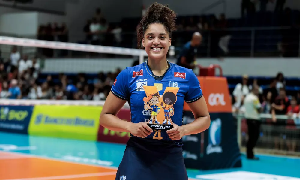 Celeste Plak com o troféu viva vôlei de Minas x Barueri nas quartas de final da Superliga Feminina