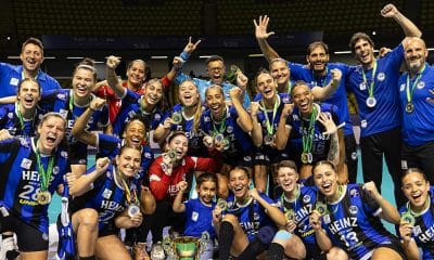 Na imagem, time do Pinheiros comemorando título.