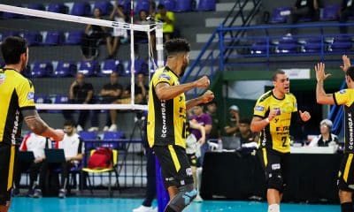 Na imagem, jogadores do Praia Clube comemorando vaga na final do Sul-americano de clubes.