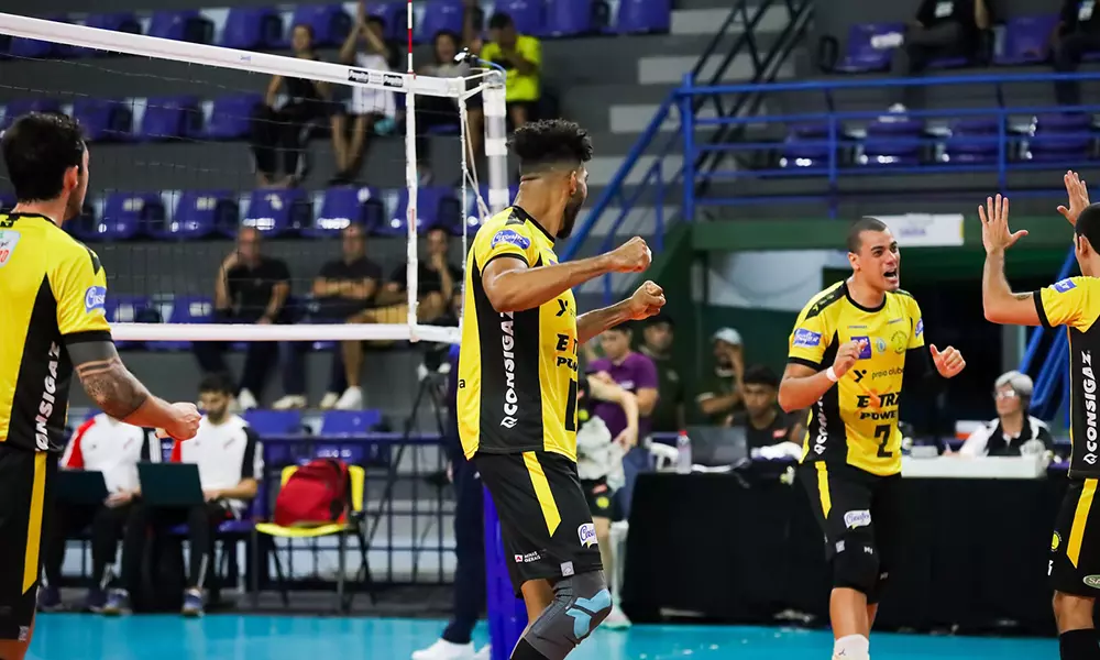 Na imagem, jogadores do Praia Clube comemorando vaga na final do Sul-americano de clubes.