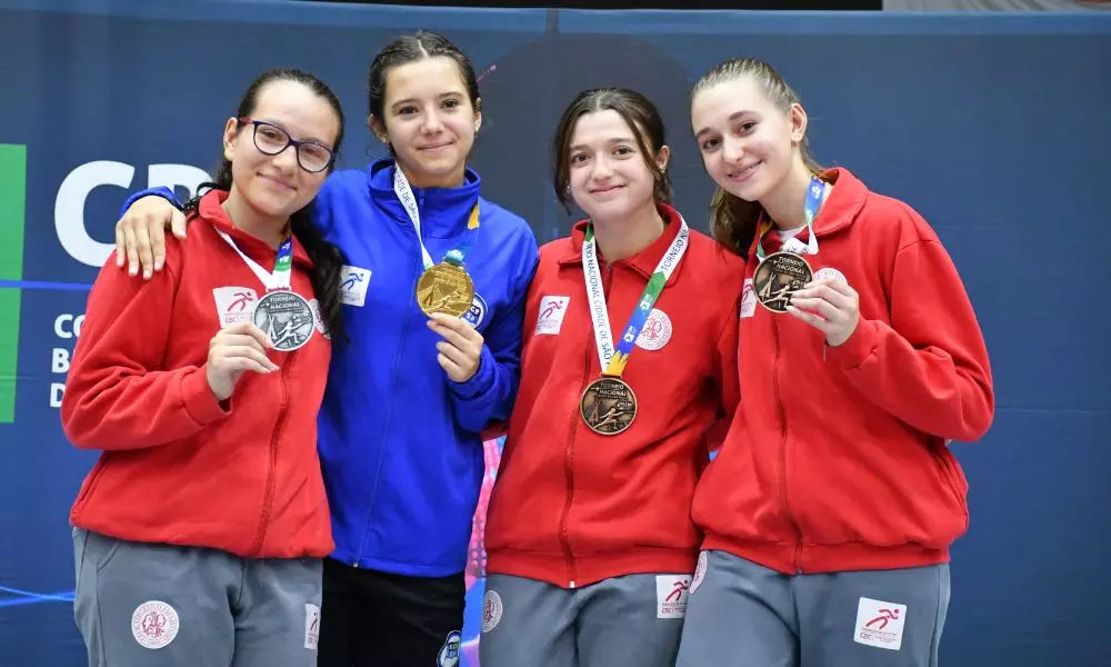 Stella Santos, Ana Beatriz Fraga, Carolina Szász e Camila Vieira no pódio do sabre feminino sub-17 do Torneio Nacional Cidade de São Paulo de esgrima
