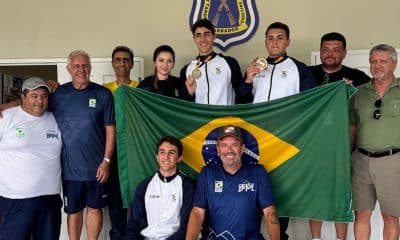 Na imagem, integrantes de comissão e atletas do Brasil comemorando os resultados no Campeonato das Américas Júnior de Tiro ao Prato.