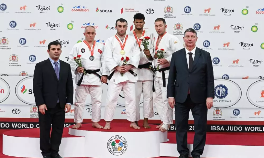 Danilo Silva entre os medalhistas da Copa do Mundo de judô paralímpico