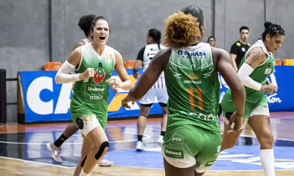 Jogadoras do Campinas e do Mesquita pela LBF