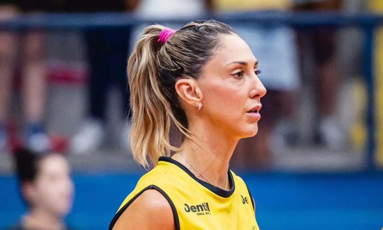 Carol Gattaz vôlei lesão joelho esquerdo LCA dentil praia clube superliga feminina