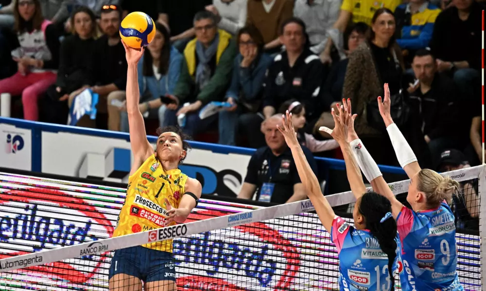 Gabi ataca no jogo entre Conegliano e Novara na semifinal do Campeonato Italiano de vôlei feminino