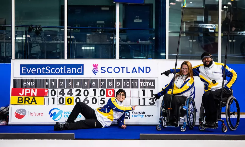 Vilma Miranda, Jerônimo Gabriel e a treinadora Tatiani Garcia no Mundial de duplas mistas de curling cr