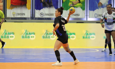 Jogadora do Pinheiros em partida da Supercopa do Brasil de handebol