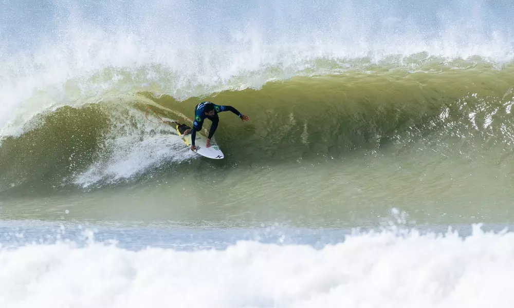 Filipe Toledo na etapa de Peniche da WSL na Praia de Supertubos
