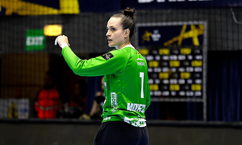 Gabi Moreschi em jogo do CSM Bucareste na Champions League de handebol feminino metz contratação