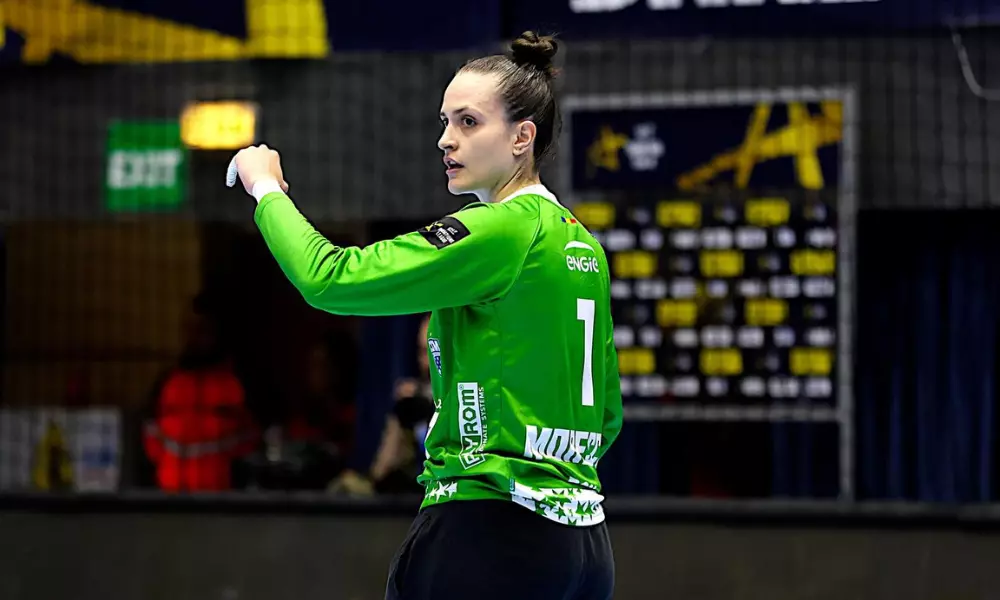 Gabi Moreschi em jogo do CSM Bucareste na Champions League de handebol feminino