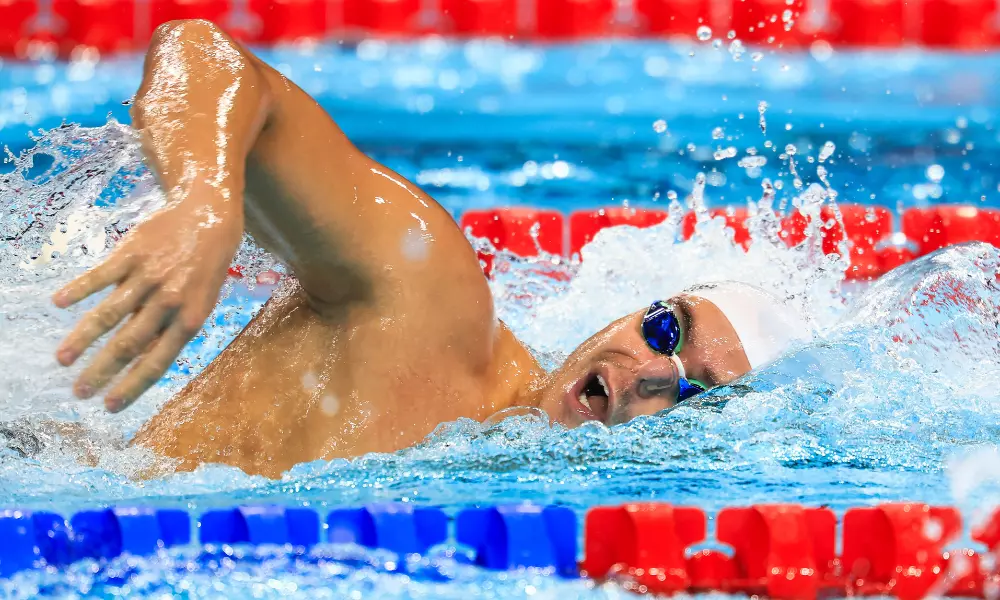 Gabriel Bandeira nadando prova de 100m livre. Ele levou prata na World Series de natação paralímpica