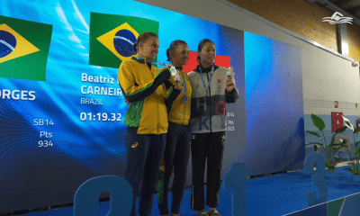 Irmãs Beatriz e Débora Carneiro no pódio da World Series de natação