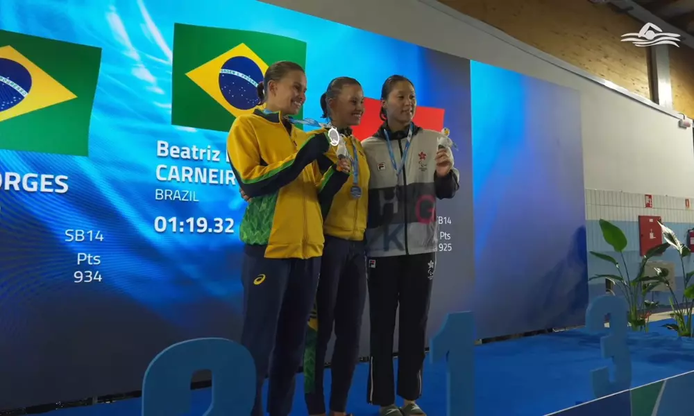 Irmãs Beatriz e Débora Carneiro no pódio da World Series de natação