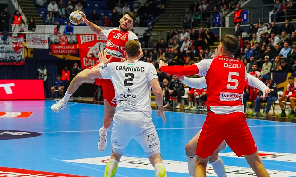 Haniel Langaro em jogo do Dinamo Bucareste na Champions League de handebol masculino