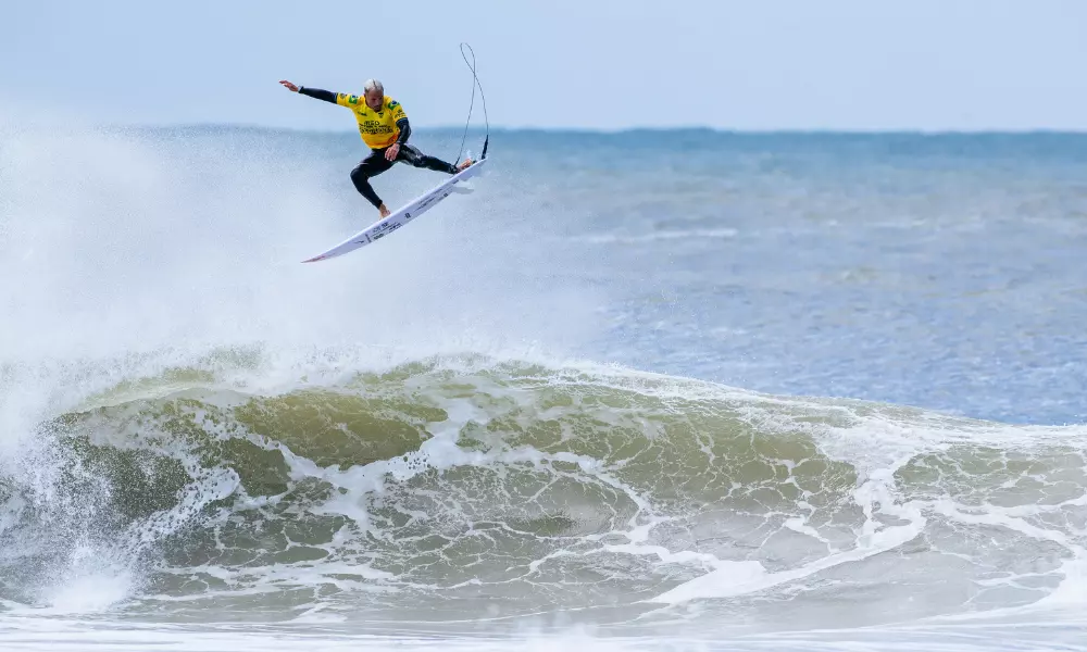 Ítalo Ferreira na etapa de Peniche da WSL na Praia de Supertubos