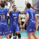 Jogadores do Joinville Vôlei comemora ponto contra Guarulhos em partida da Superliga masculina de vôlei