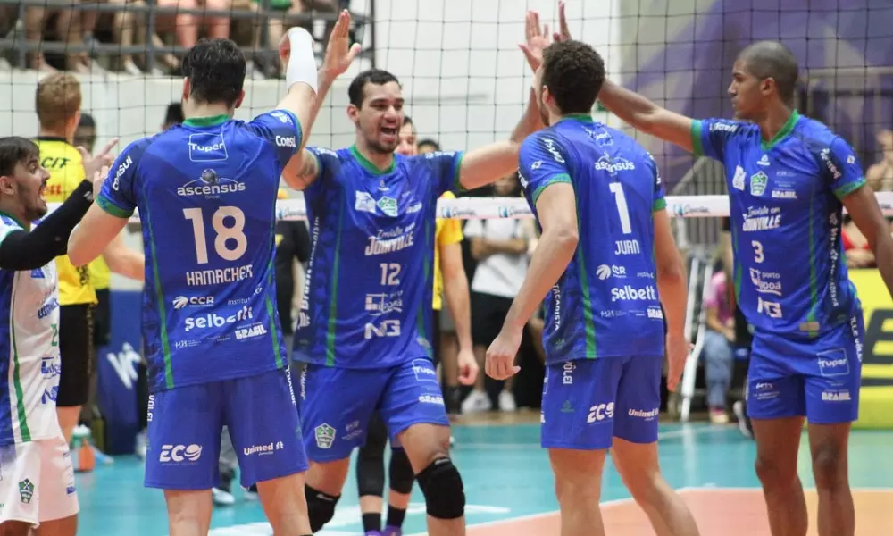Jogadores do Joinville Vôlei comemora ponto contra Guarulhos em partida da Superliga masculina de vôlei