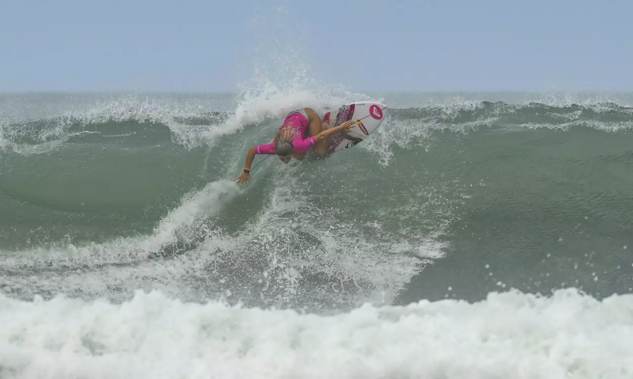 Laura Raupp surfe bicampeão QS 3000 Florianópolis