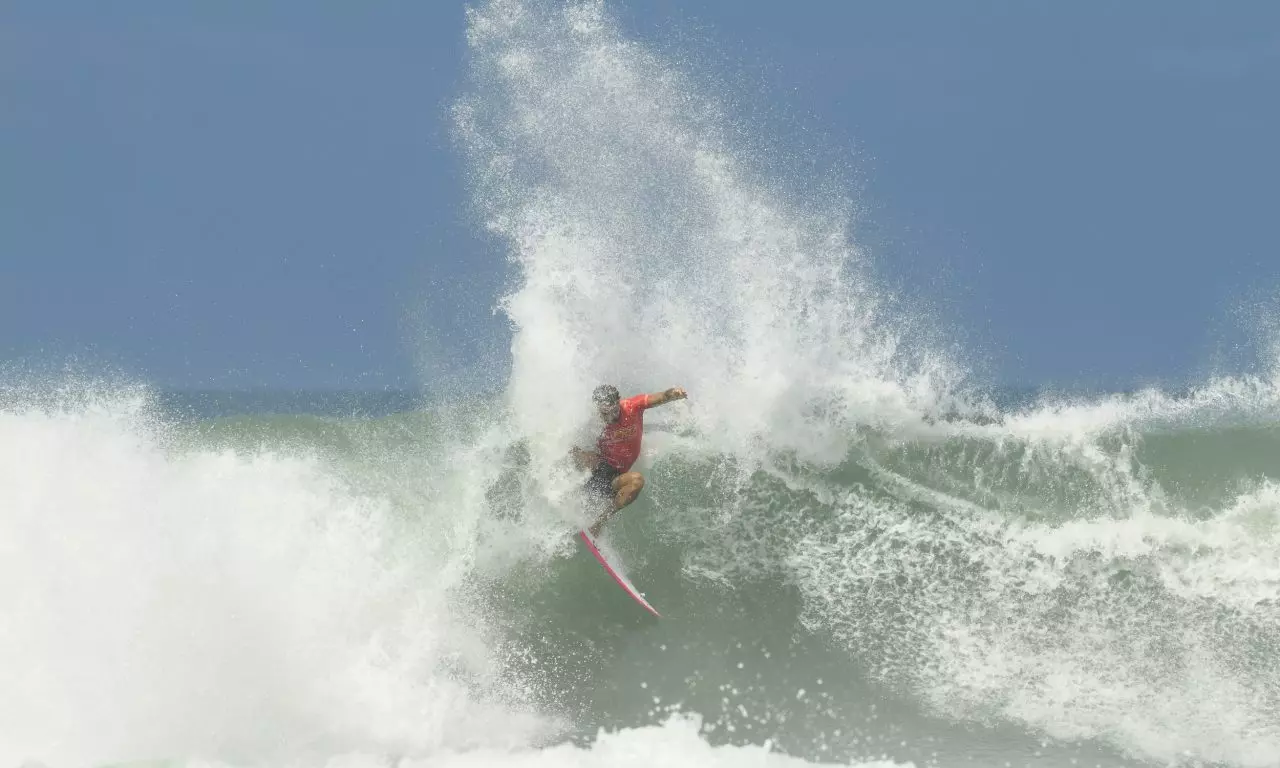 Lucas Silveira surfe bicampeão QS 3000 Florianópolis