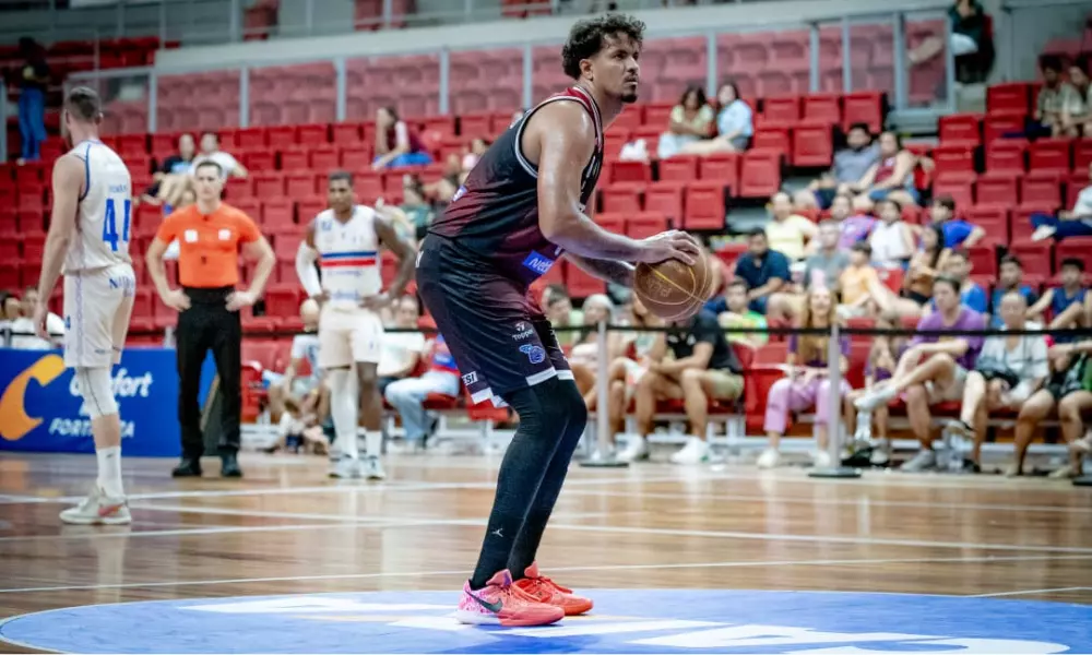Lucas Dias cobra lance livre para o Sesi Franca em jogo do NBB