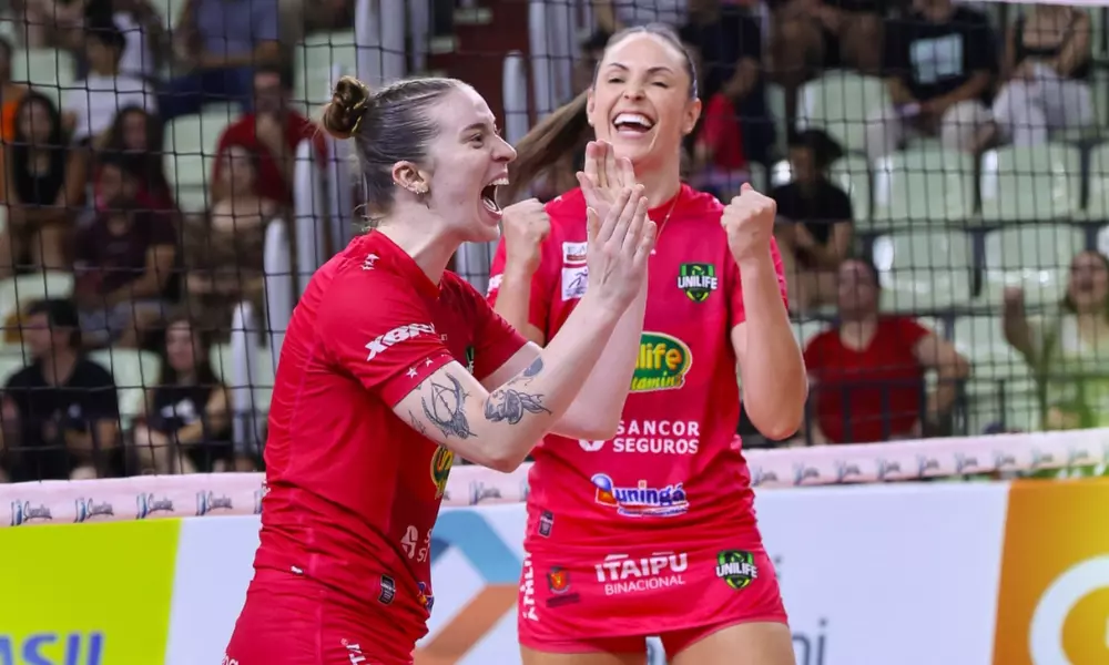Jogadoras de Maringá comemoram ponto contra o Pinheiros em jogo da Superliga Feminina